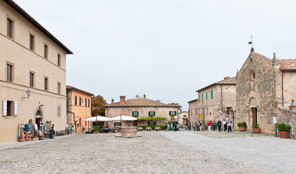 Piazza Roma em Monteriggioni na Toscana, Itália