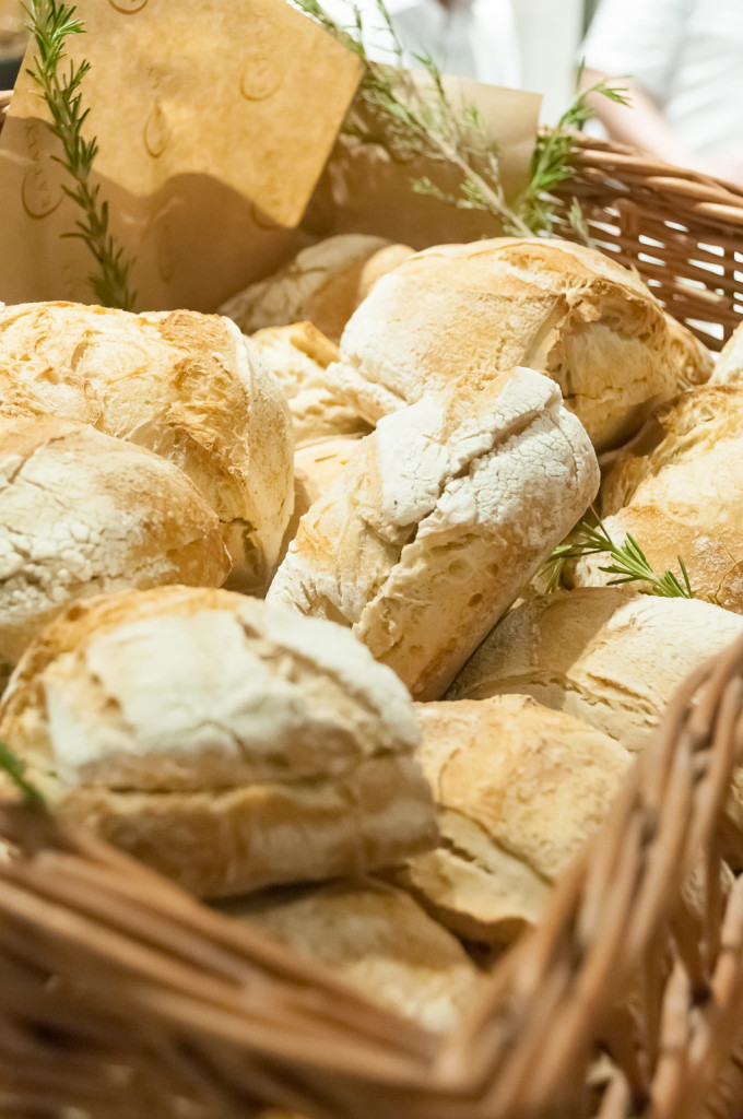 Os pães podem ser consumidos na loja ou levados para casa.