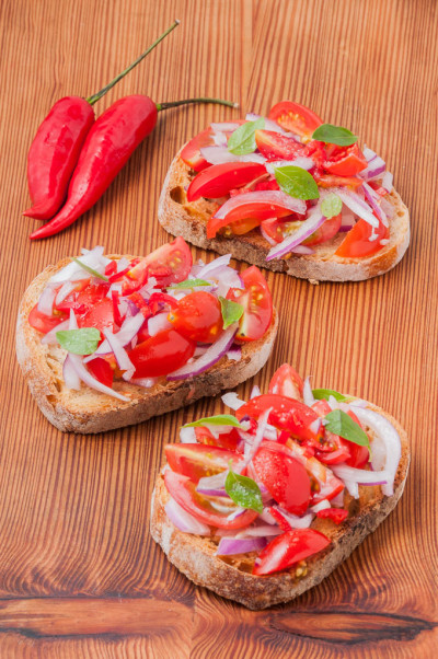 Bruschetta de tomate, cebola, pimenta e manjericão | Cozinha do João