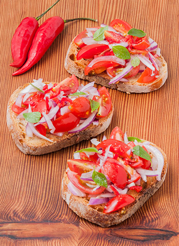 Bruschetta de tomate, cebola, pimenta e manjericão | Cozinha do João