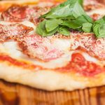 Receita de pizza de pepperoni com salame serrano espanhol | Cozinha do João