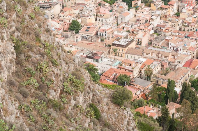 Vista da cidade na viagem para Sicília, na Itália: Taormina | Cozinha do João