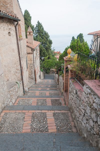 Escadas da cidade na viagem para Sicília, na Itália: Taormina | Cozinha do João