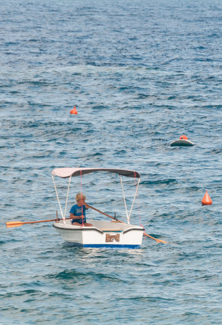 Viagem para Taormina, na Sicília, Itália: menino no barco no Mar Jônico | Cozinha do João