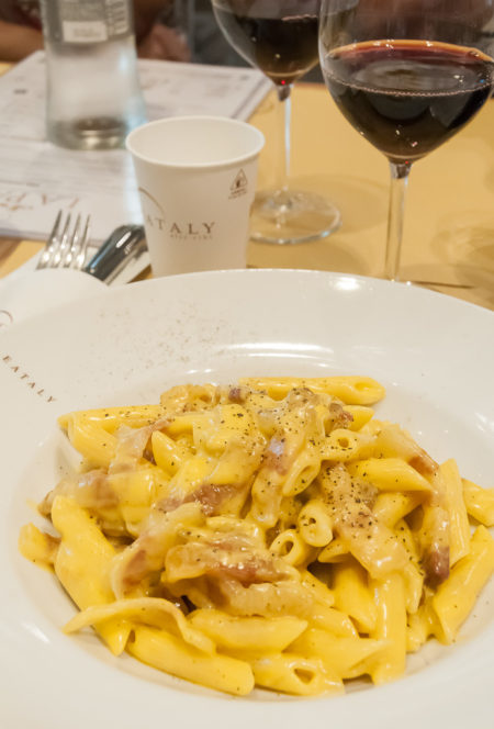 Pasta e vinho no Eataly de Roma, Itália | Cozinha do João