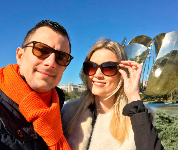 Viagem para Buenos Aires, Argentina: João e Amanda na escultura Floralis Genérica | CJ