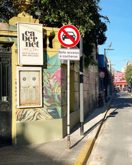 Rua do bairro Palermo Soho, em Buenos Aires, Argentina | Cozinha do João