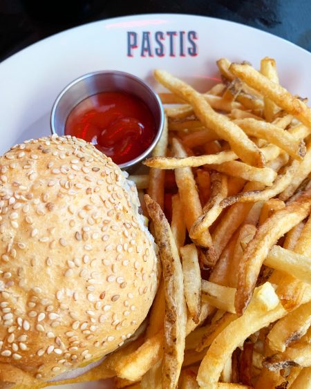 O burger do restaurante Pastis, em Nova York | Cozinha do João