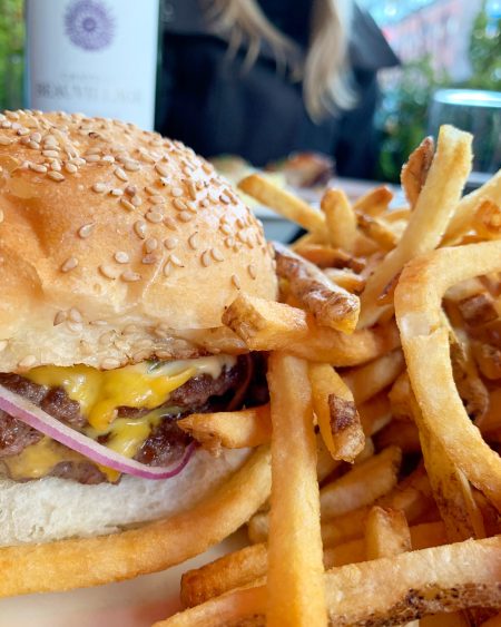 O burger do restaurante Pastis, em Nova York | Cozinha do João